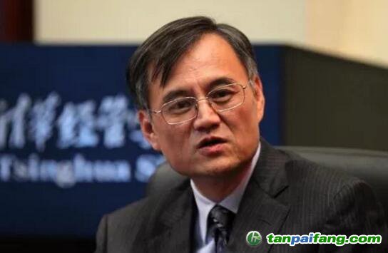 錢穎一：經(jīng)濟(jì)學(xué)家，清華大學(xué)文科資深教授，曾任清華大學(xué)經(jīng)濟(jì)管理學(xué)院院長(zhǎng)