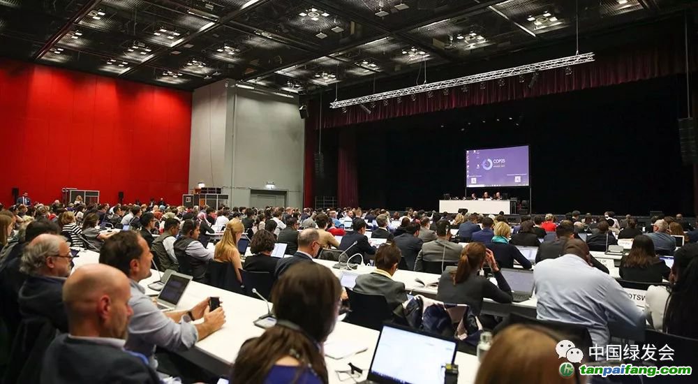 座無虛席的會(huì)場里，代表們就《巴黎協(xié)定》第六條進(jìn)行聯(lián)絡(luò)小組和非正式磋商（來源：IISD/ENB）