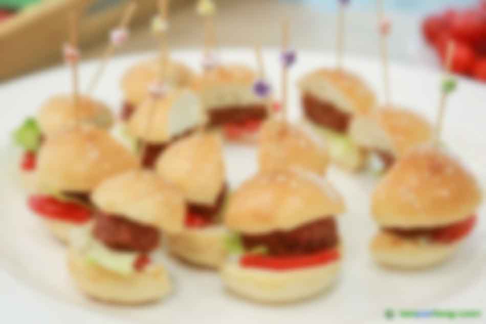 2019年10月16日，金字火腿股份有限公司在上海發(fā)布“人造肉”植物肉餅。 視覺中國(guó) 圖