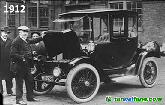 圖1 1912年，愛(ài)迪生跟他的電動(dòng)車合影。
