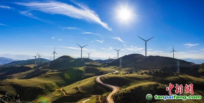 資料圖：拉馬鄉(xiāng)魯南山風(fēng)電場。李益民 攝