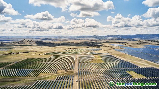 Apple 的 2019 年綠色債券支持公司在位于加利福尼亞州蒙特雷的 Cal Flats 太陽能項目設(shè)置集中式儲能。