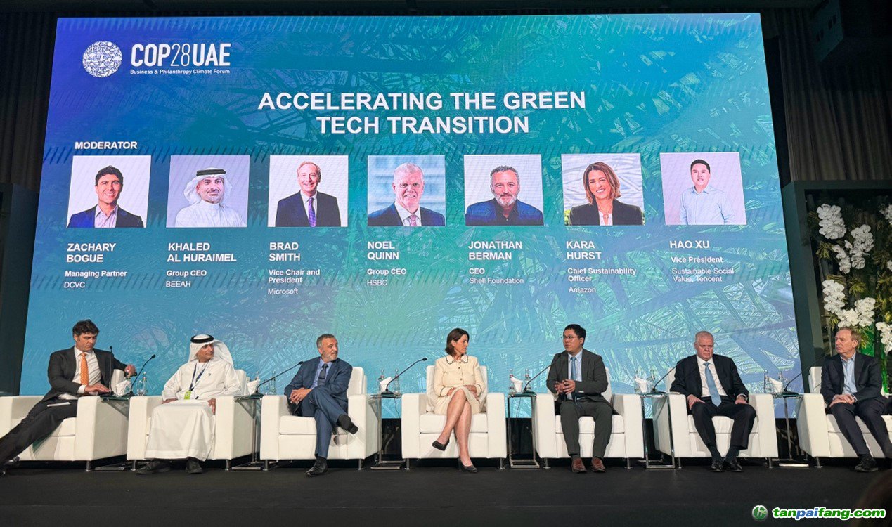騰訊可持續(xù)社會價值副總裁、騰訊碳中和實驗室負責人許浩（右三）在COP28上和微軟公司主席(右一)、匯豐銀行全球首席執(zhí)行官(右二)以及亞馬遜首席可持續(xù)發(fā)展官(左四)等對話。圖片由騰訊公司提供